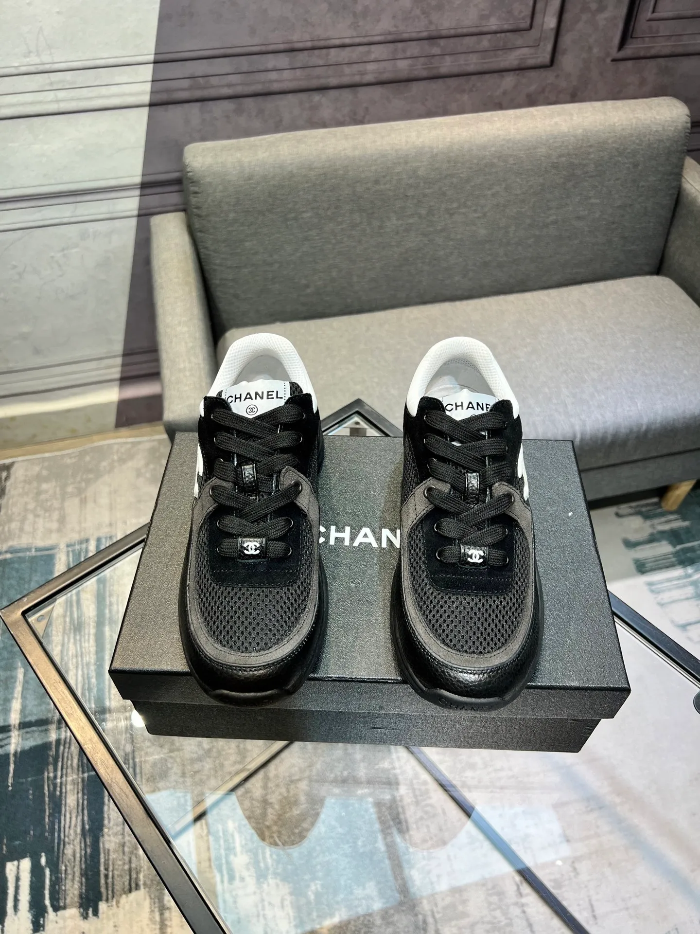 Men's men's shoes 💰620 Exclusive real shot (top version) CHANEL Chanel 2025ss color matching thick-soled casual sports shoes and sneakers. The counter is synchronized. The counter is very popular. A shoe that is very difficult to buy. The most popular thick-soled panda shoes on the Internet. It can be imagined that Xiaoxiang control can't miss it. It has both good looks and comfort. Simple and versatile white shoes. The thick sole increases the height and is super versatile. Close your eyes and wear it. Whoever wears it will look better. Upper: calfskin Lining: imported sheepskin lining Outsole: TPU original outsole Size: 35-44 (customized for women 41 and 40, and 45 for men)